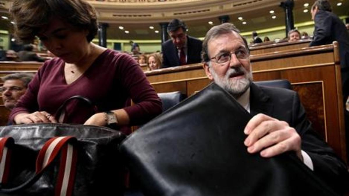 Rajoy y Sáenz de Santamaría, en el Congreso, ayer.