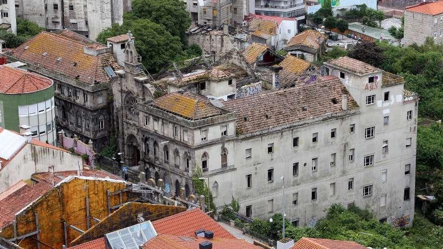 Antiguo asilo del Barrio do Cura, abandonado desde hace años. // Marta G. Brea