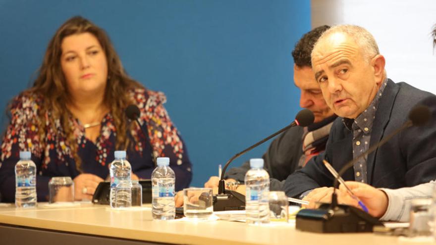 Cristina Ribas atiende una intervención de Joan Torres en el pleno de Sant Antoni.