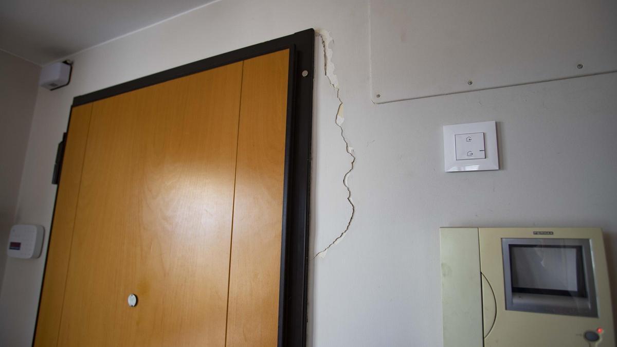Pared dañada en una vivienda de Carcaixent por los empujones de personas que intentaban okuparla.