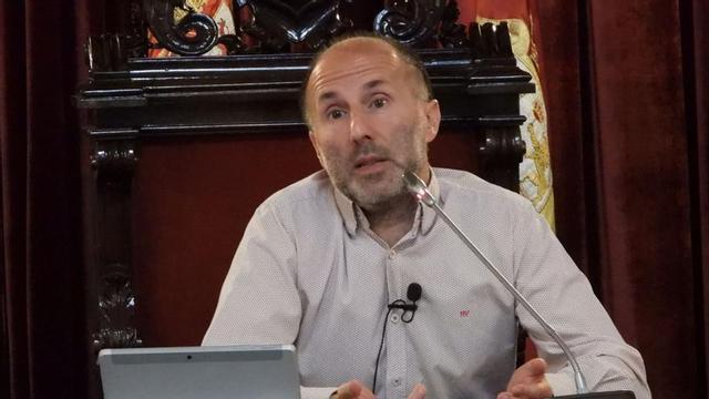 Gonzalo Pérez Jácome, en el salón de plenos del Concello de Ourense.   | // F. CASANOVA
