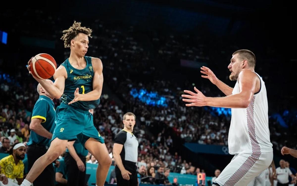 El australiano Daniels trata de realizar un pase ante el omnipresente Jokic