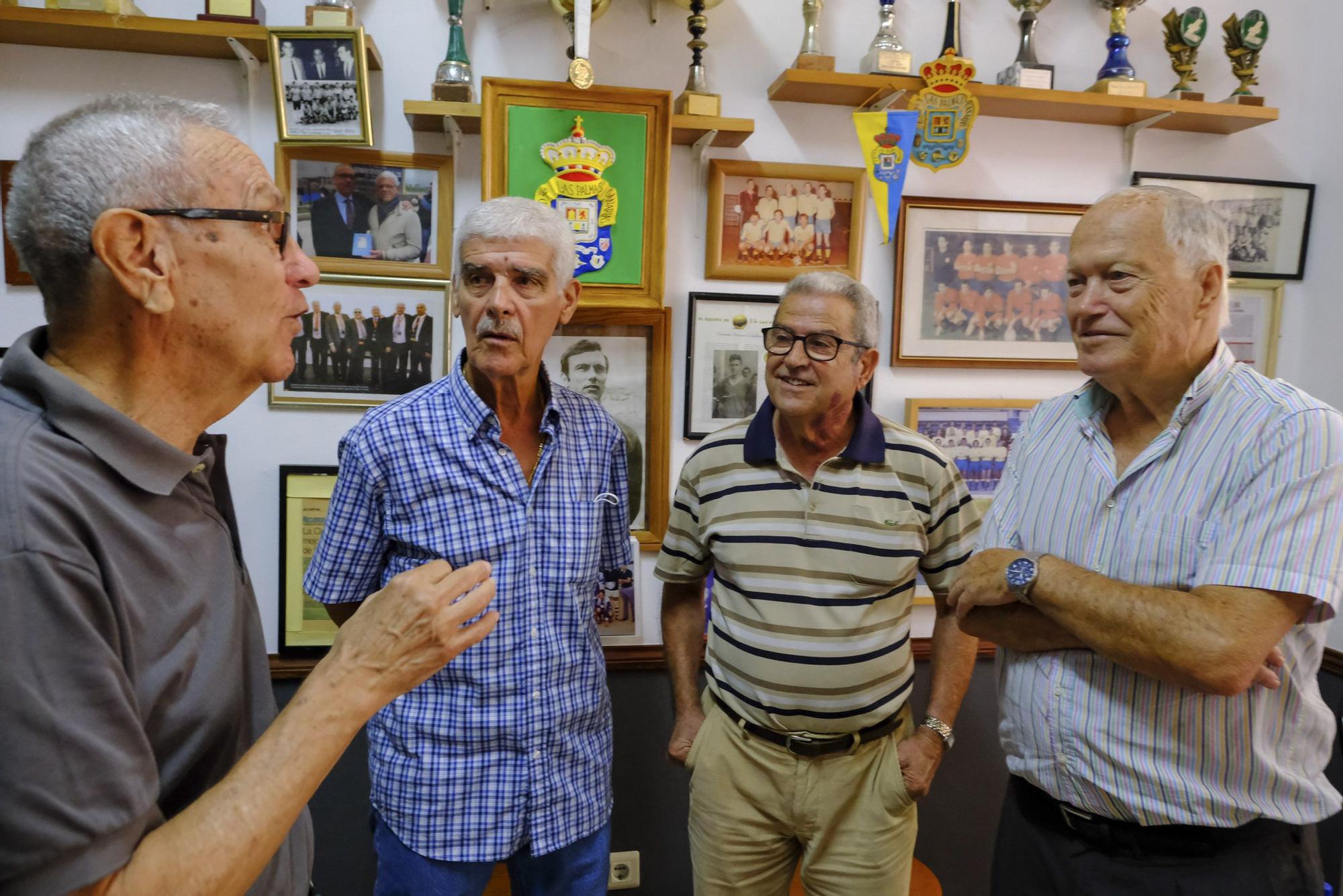 Ex de la UD (Germán Dévora, Paco Castellano, Páez y Hernández) se reúnen en un local para jugar cartas y contar batallas