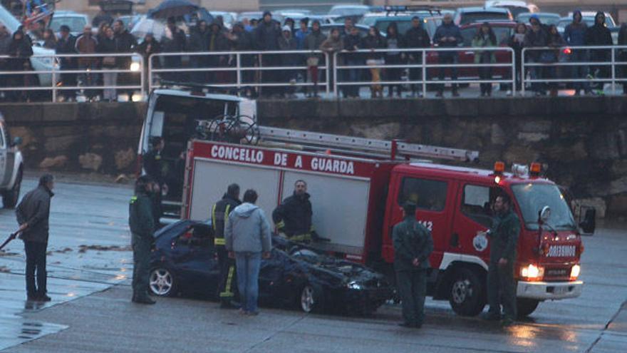 Inspeccionan un Ford Fiesta que cayó al mar en A Guarda