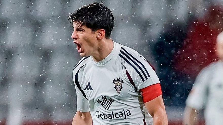 Riki Rodríguez celebra un gol con el Albacete esta temporada.