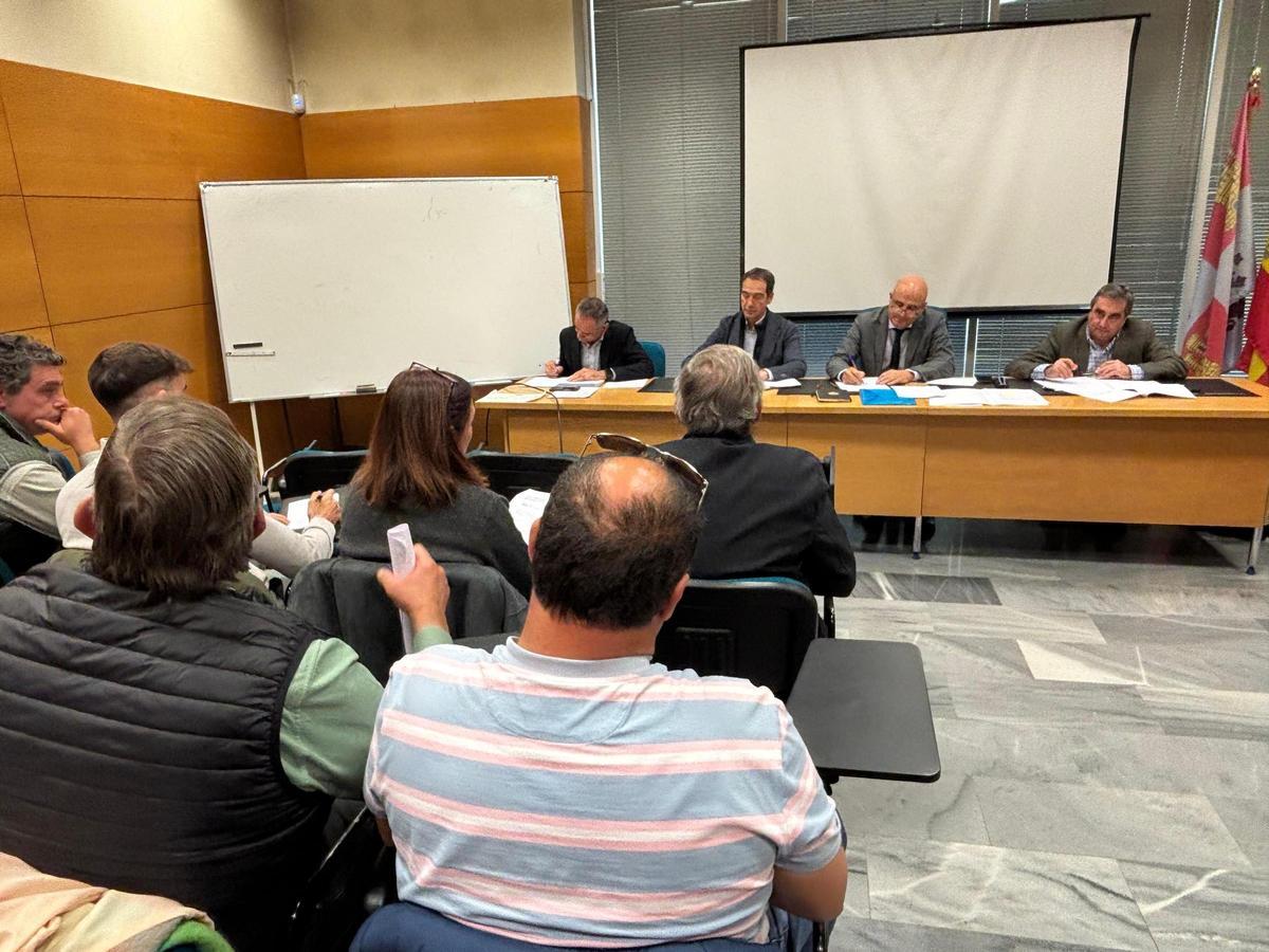 Reunión con las asociaciones de razas autóctonas dentro del Plan de Ganadería Extensiva que prepara la Junta de Castilla y León.