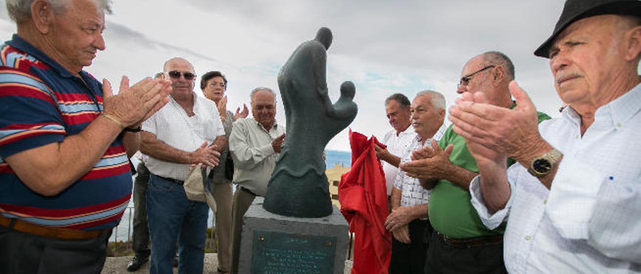 Rescatadores y supervivientes descubren su monumento en 2014.