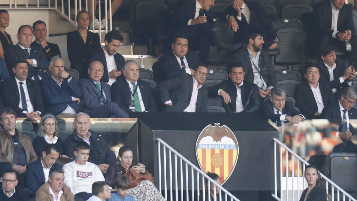 Mestalla volvió a señalar al palco durante y después del partido como viene haciendo toda la temporada. La relación entre el público y los representantes de Meriton está completamente rota. //j.m.lópez