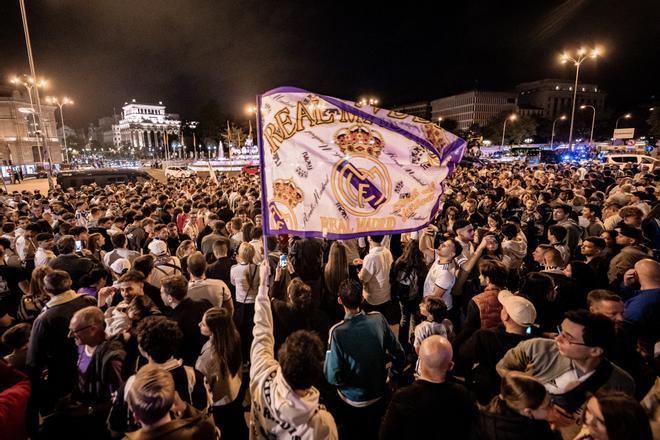 Cientos de personas celebran que el Real Madrid ha ganado la Liga 2023-2024, en la Plaza de Cibeles,  en Madrid.
