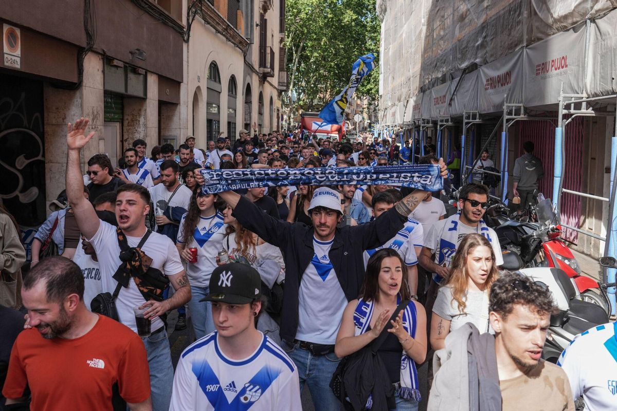 BARCELONA 04/05/2025 Deportes. Celebración por las calles de Gràcia del ascenso del CE Europa. FOTO de ZOWY VOETEN