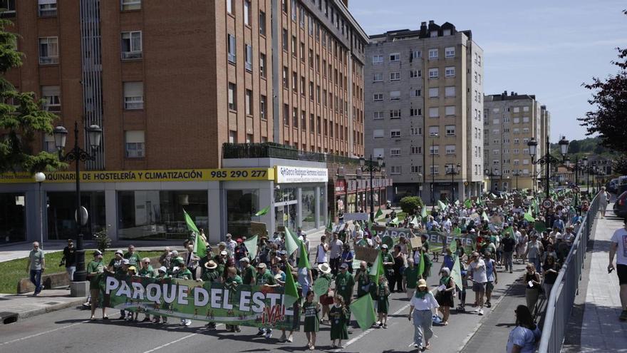 La manifestación para exigir un parque en la zona este de Oviedo.
