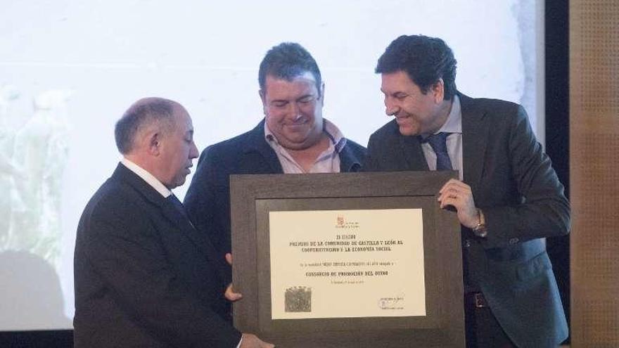 Benjamín Fernández recibe el premio del consejero Carlos Fernández.