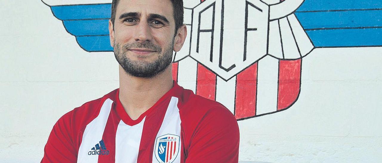 El capitán del Alondras, Mauro, posa con una camiseta con el escudo propuesto. // Gonzalo Núñez