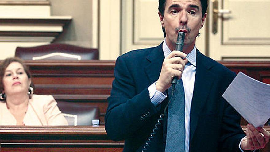 José Manuel Soria durante una comparecencia en el Parlamento.   LA PROVINCIA/DLP