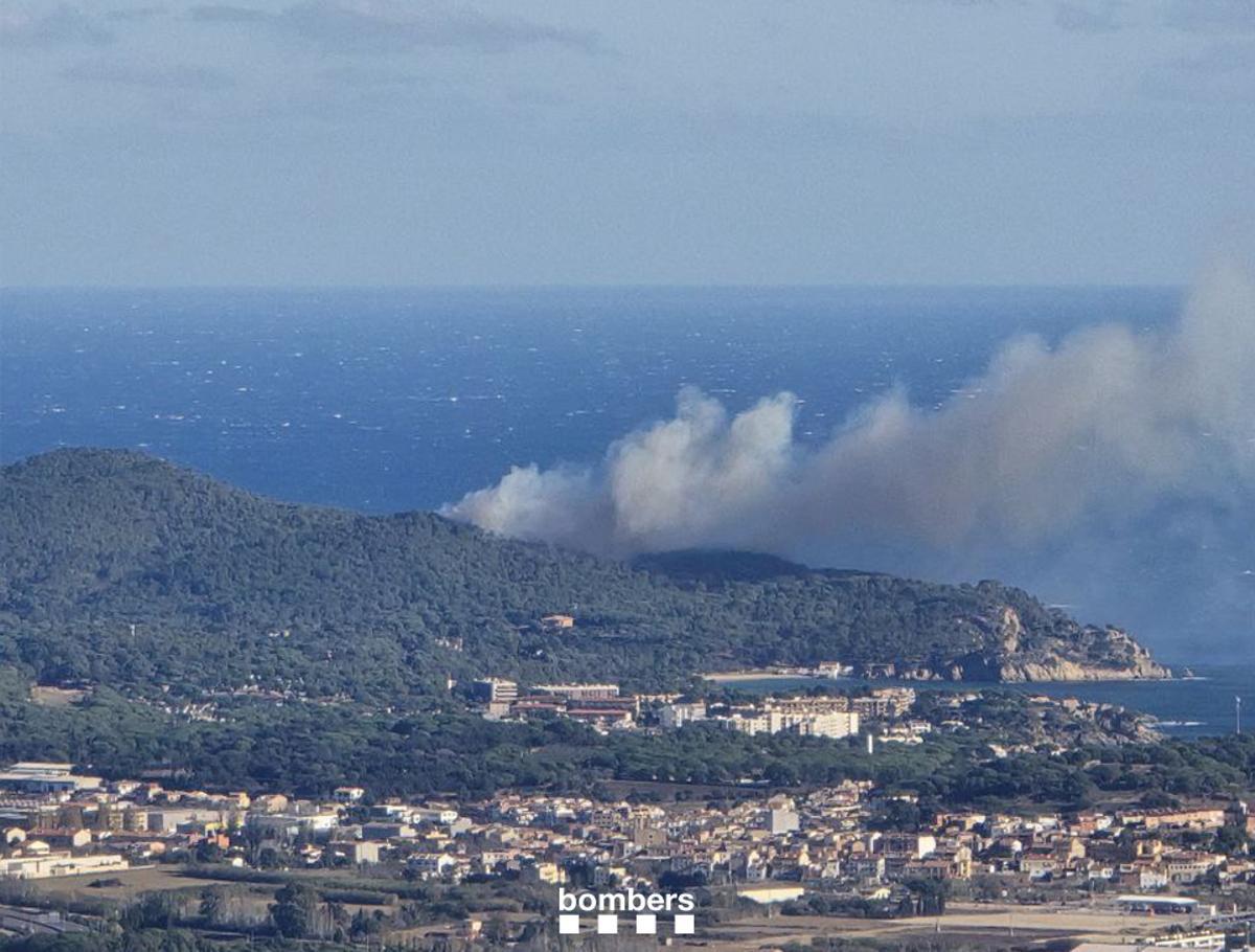 Imatge de lincendi de Palamós vist des de laire.
