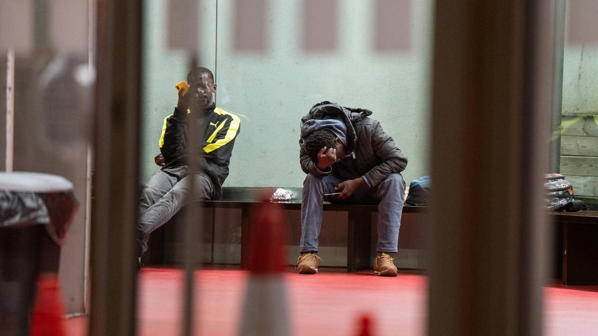Un grupo de adolescentes reposan en las comisarías de Barcelona, a esperas de las plazas de acogida de la Generalitat.