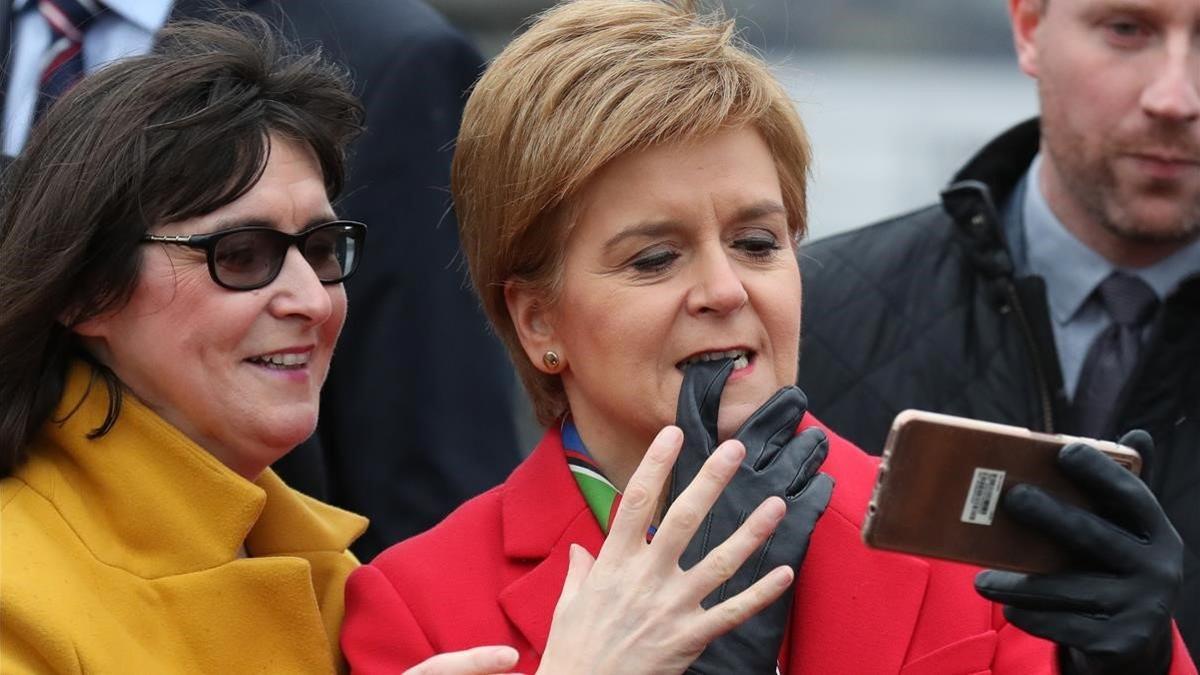 La ministra principal de Escocia, Nicola Sturgeon, posa para un selfi el pasado 14 de diciembre.