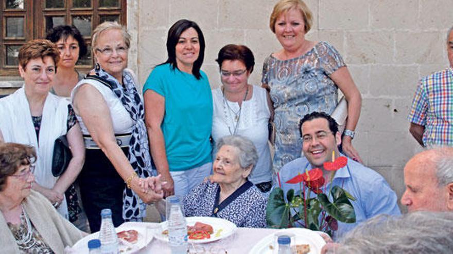 Homenaje a la mayor Francisca Pomar celebrado el domingo.