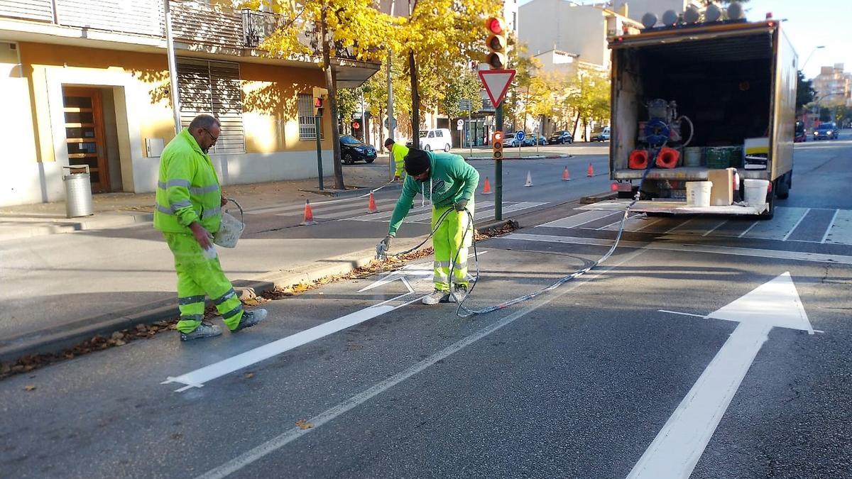 Reforç de la pintura al passeig dels Països Catalans.