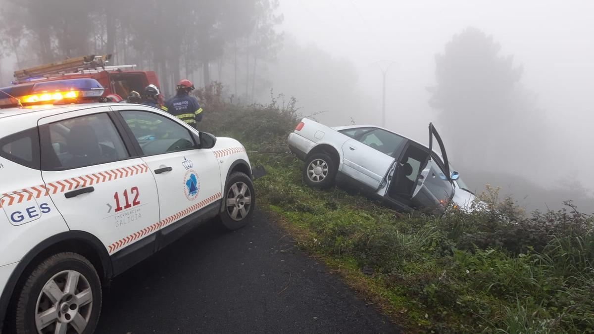 El coche, a punto de resbalar por el barranco.