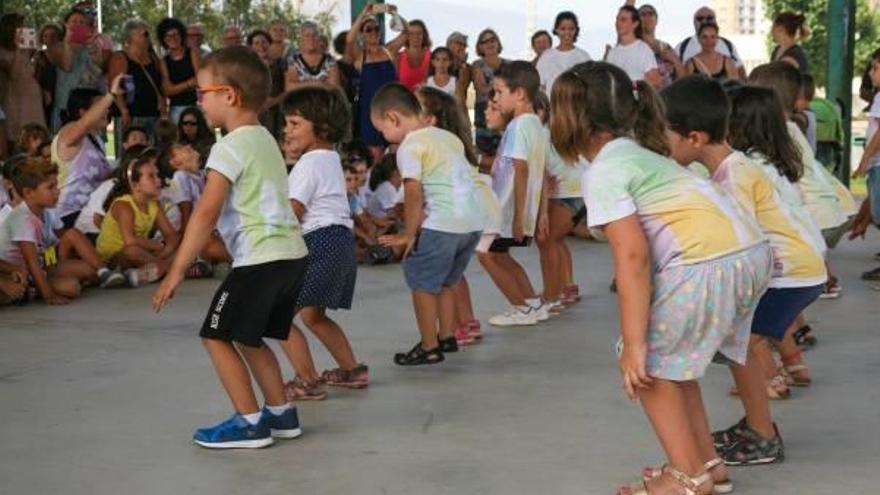 Algunos de los niños que participaron en el festival de ayer.