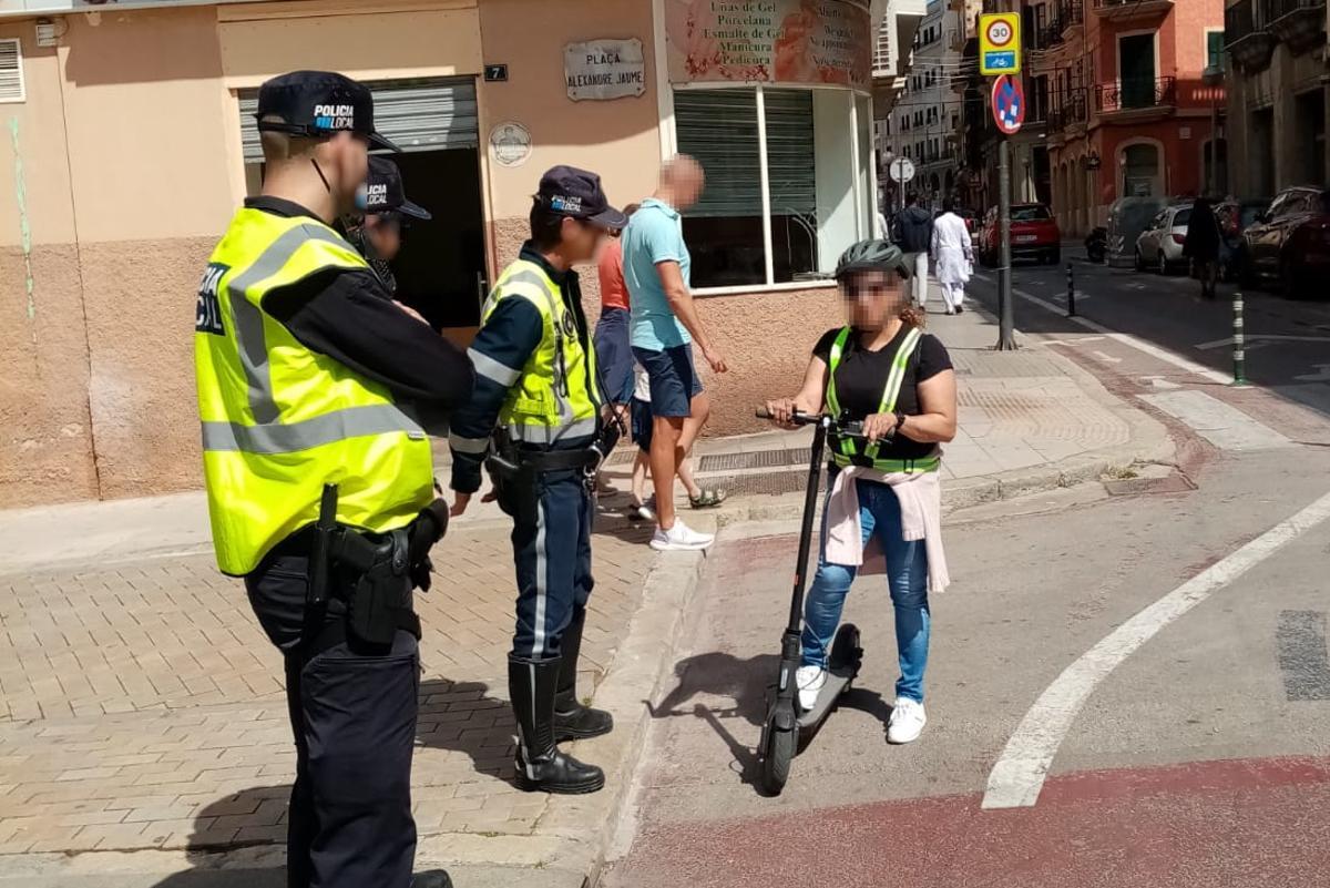 La Policía Local, durante un control de patinetes.