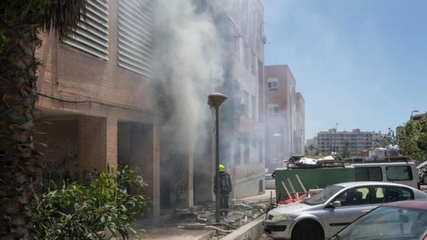 Cinco intoxicados leves en un incendio en Alicante