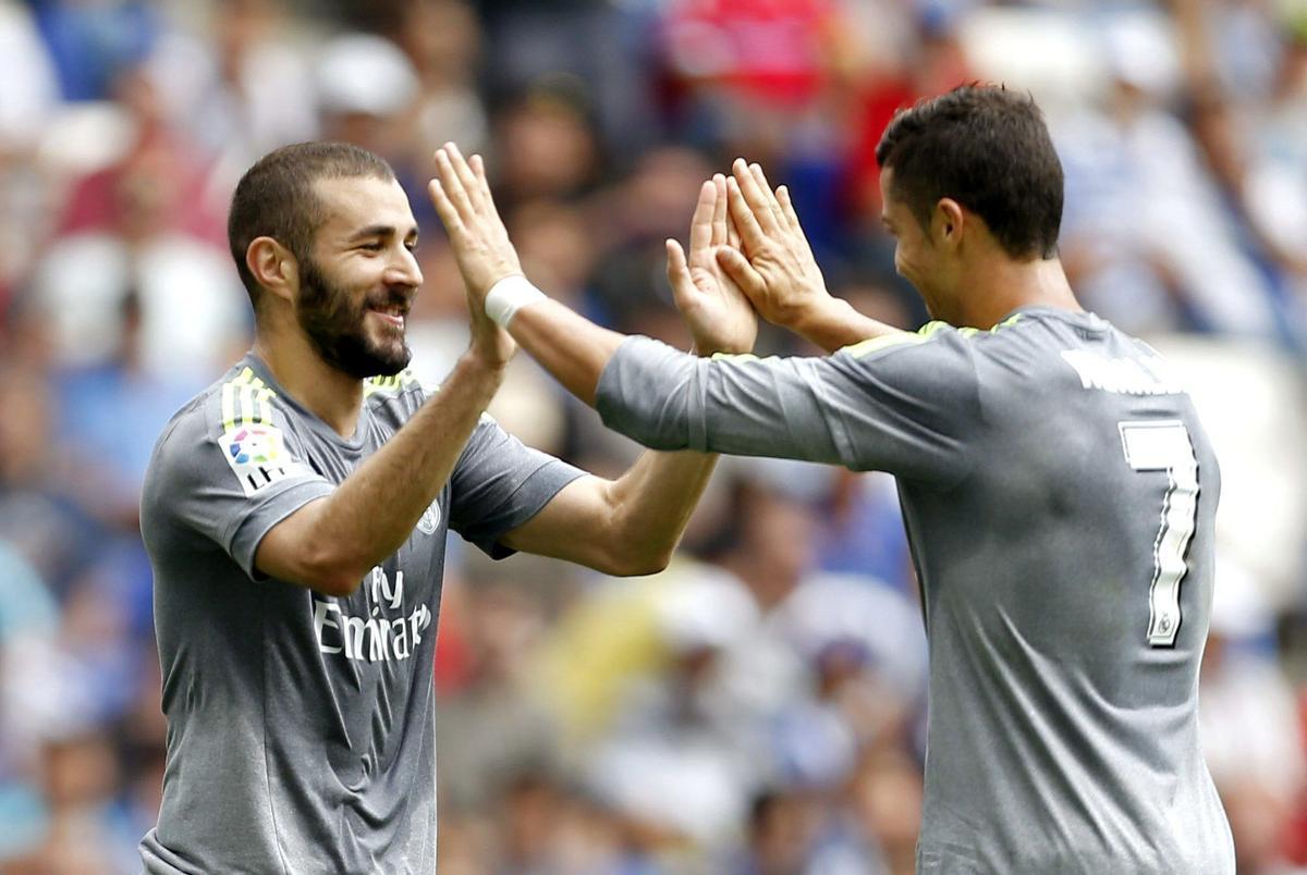 GRA151. BARCELONA, 12/09/2015.- El delantero del Real Madrid Karim Benzema (i) celebra el cuarto gol marcado por Cristiano Ronaldo (d) durante el partido de liga correspondiente a la tercera jornada jugado entre el Espanyol y el Real Madrid en el Power 8 Stadium de Cornellá-El Prat. EFE/Alejandro García. karim benzema - cristiano ronaldo. real madrid. liga españa 2015/2016 espanyol - real madrid. deportiva euforia 2015/2016 camiseta gris. nuevo estadio cornella-el prat power8