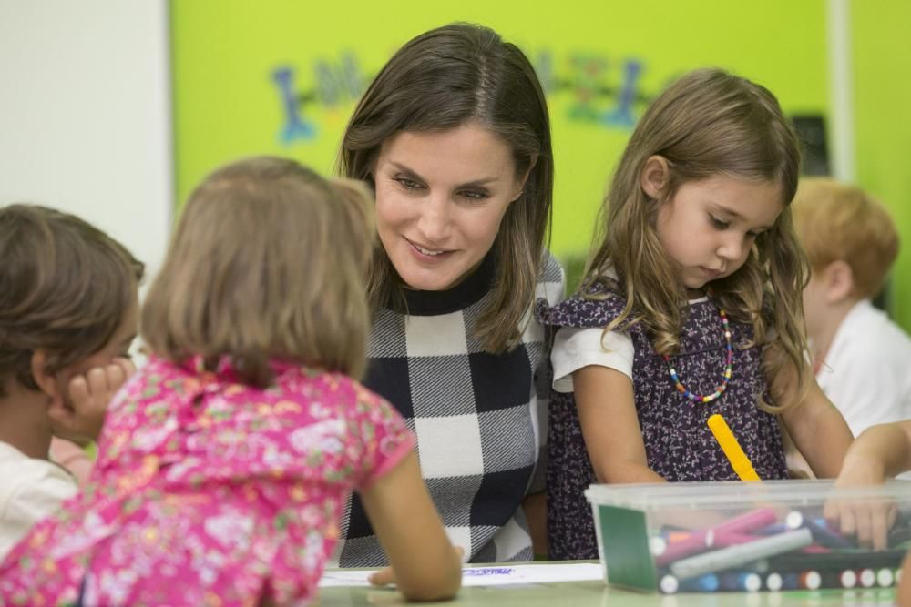 Visita de la Reina al colegio Baudilio Arce