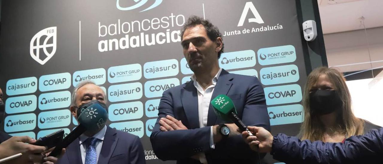 Antonio de Torres y Jorge Garbajosa, en una comparecencia ante la prensa celebrada en Córdoba.