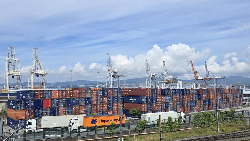 Los contenedores se apilan hacia la calle Julián Estévez en otra zona provisional para evitar la congestión de la terminal de Vigo