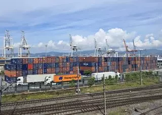 Los contenedores se apilan hacia la calle Julián Estévez en otra zona provisional para evitar la congestión de la terminal de Vigo