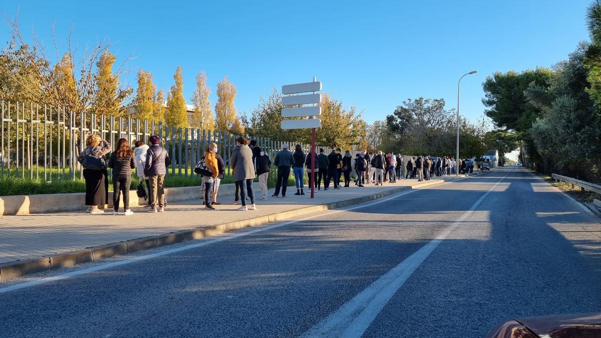 La cola de vecinos que acudieron el sábado al hospital de Dénia a vacunarse sin cita