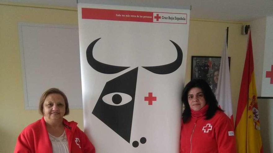 Las voluntarias galardonadas, Elvira Herrero (izquierda) y Arrate Pires, posan en la sede de Cruz Roja.