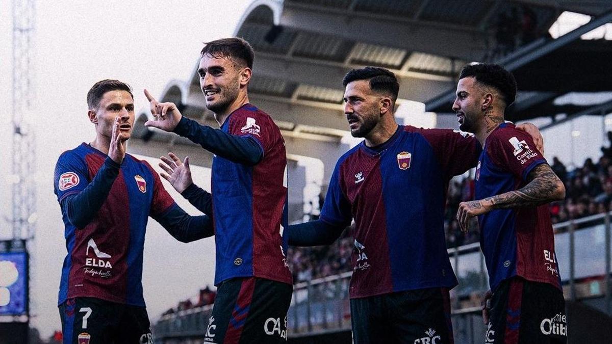 Los jugadores del Eldense festejan el cómodo triunfo sobre el Gimnàstic de Tarragona en el Nuevo Pepico Amat.