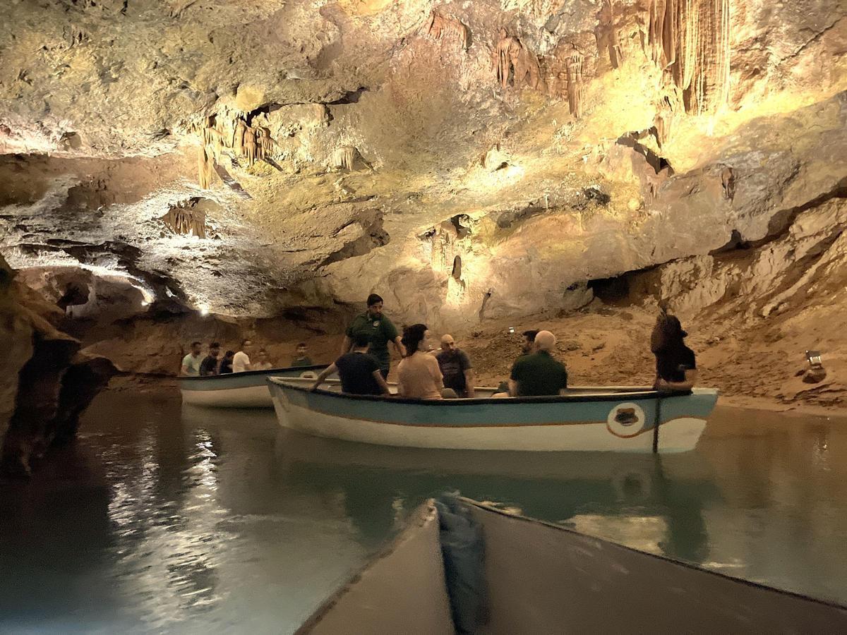 Pruebas a aspirantes a barqueros en les Coves de Sant Josep, en una foto de mayo de 2023.