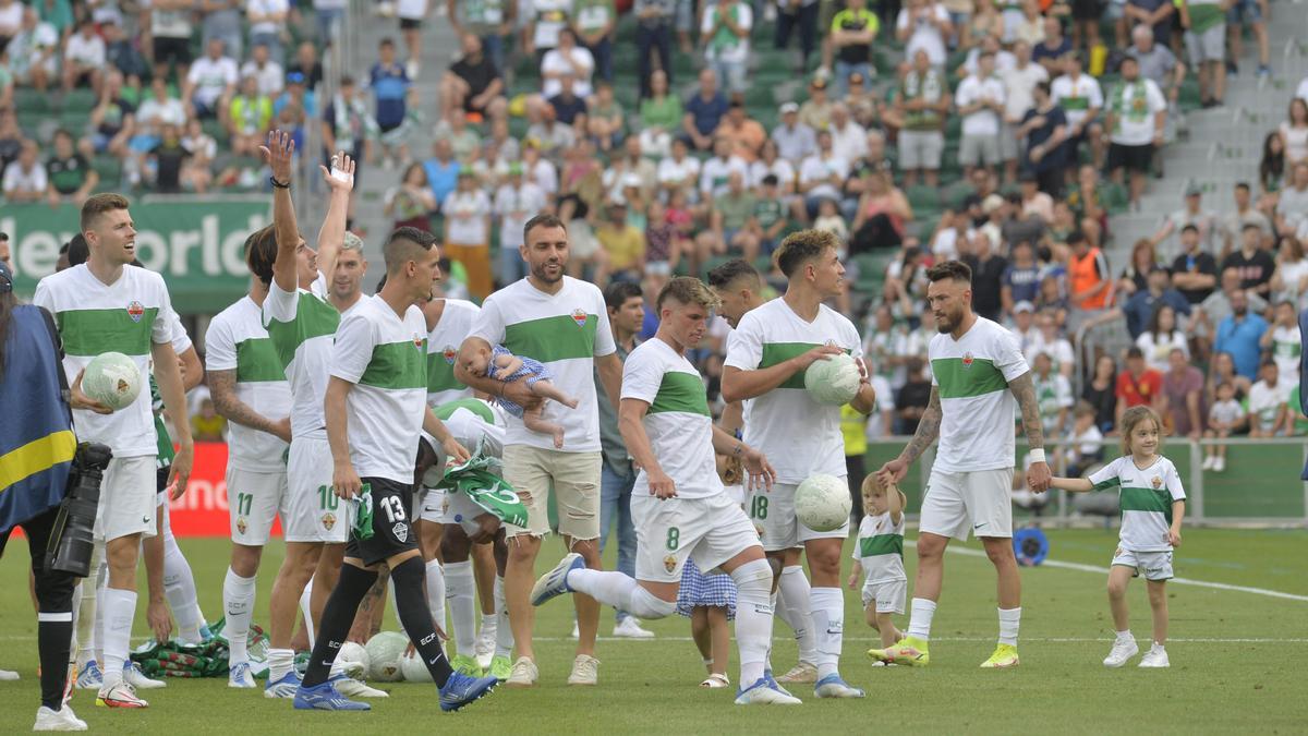 Los jugadores del Elche celebran la permanencia y la décimo tercera posición al final del último partido de LaLiga frente al Getafe
