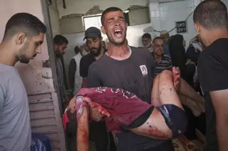 Israel bombardea a mujeres y niños que aguardaban frente a un centro pediátrico en Gaza