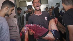 Israel bombardea a mujeres y niños que aguardaban frente a un centro pediátrico en Gaza