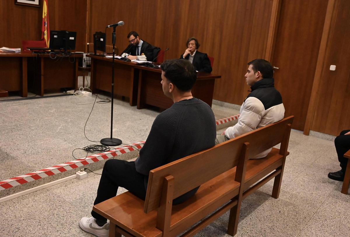 Los dos acusados durante el juicio celebrado en enero en los juzgados de Pontevedra.