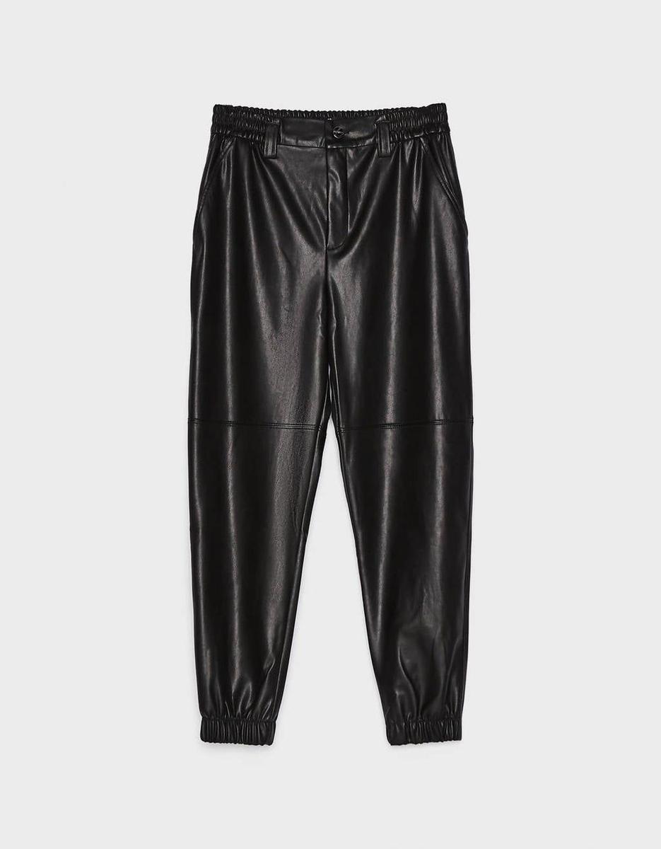 Pantalón jogger efecto piel de Bershka (Precio: 19,90 euros)