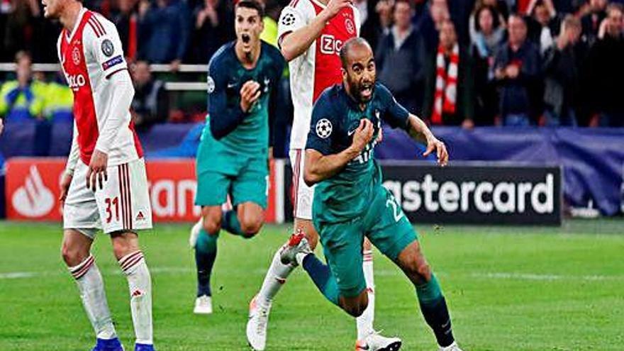 Lucas Moura celebra el gol de la classificació.