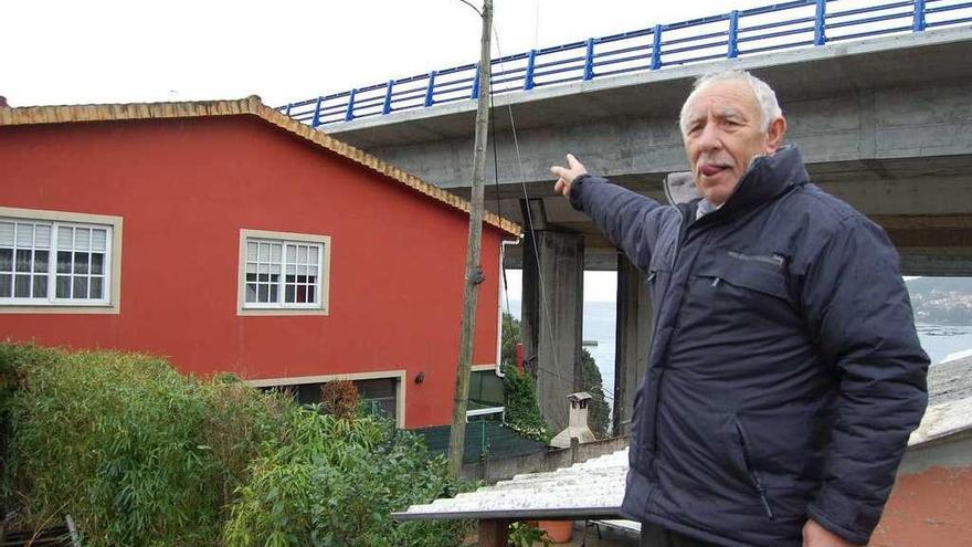 Gonzalo Cabaleiro muestra la cercanía del puente de Rande a su casa, junto a la nueva plataforma. // FdV