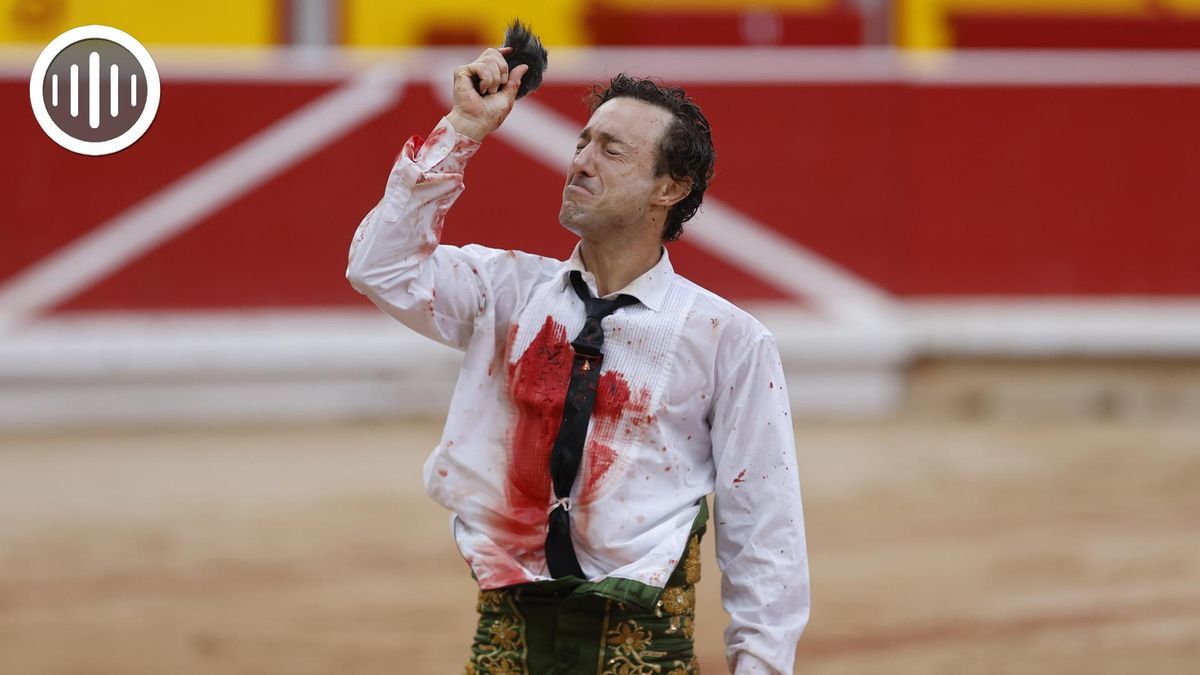 El diestro Rafaelillo pasea la oreja de ley lograda con su titánica faena frente al toro de José Escolar