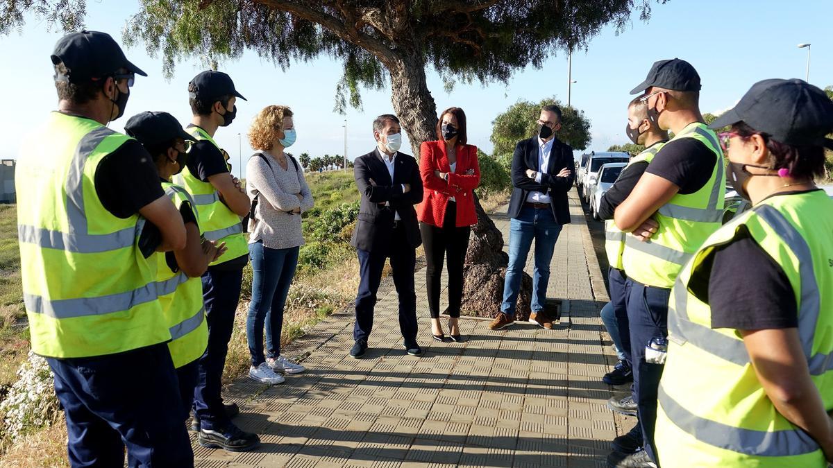 El alcalde de Santa Cruz visita las cuadrillas contratadas para eliminar el rabo de gato en el Distrito Suroeste.