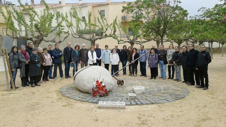 Els participants a l&#039;acte a la plaça de la Solidaritat.