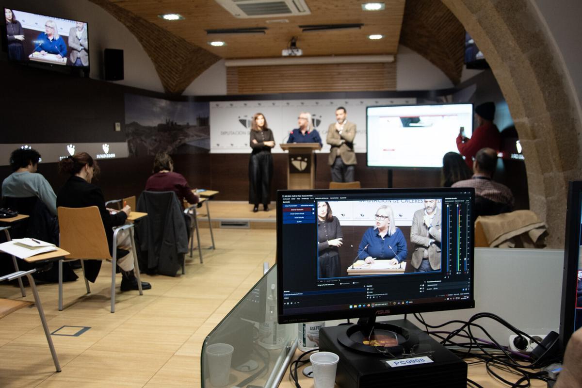 Acto de presentación del nuevo sistema, en las dependencias de la diputación de Cáceres.