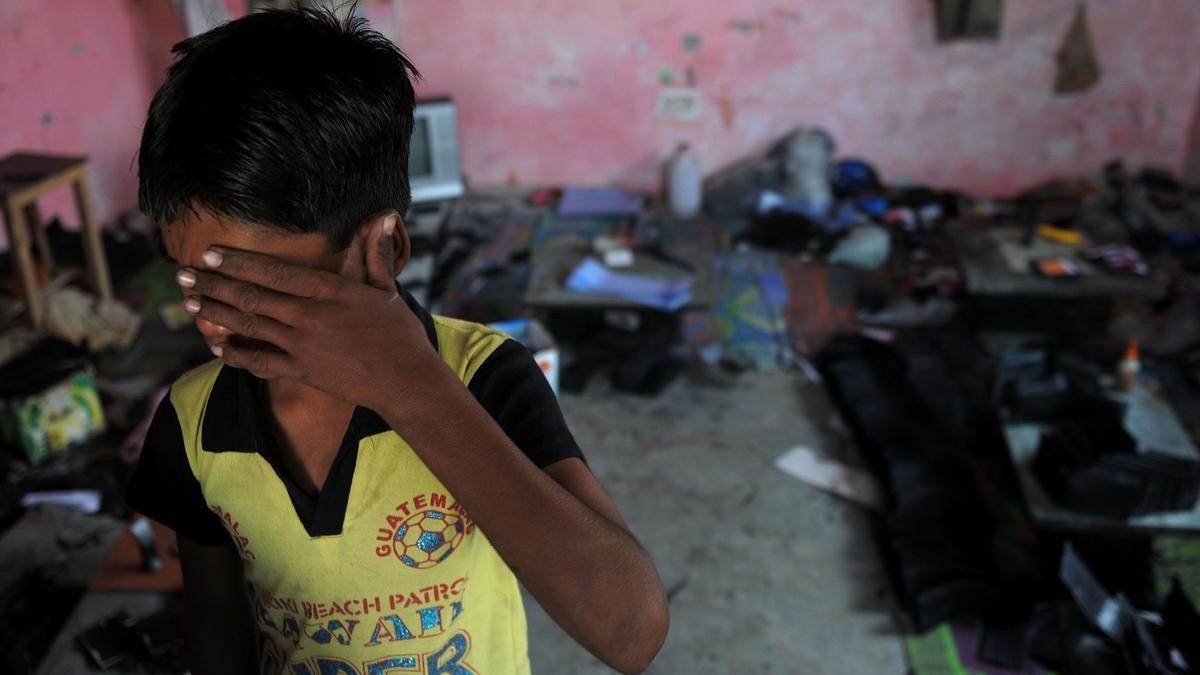 Un niño rescatado después de haber realizado trabajos forzosos en India, en una foto de archivo.