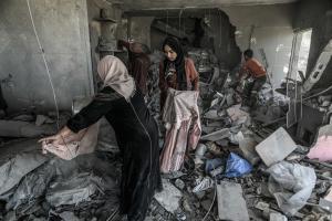 Palestinos buscan víctimas bajo los escombros tras un ataque aéreo israelí en Rafah