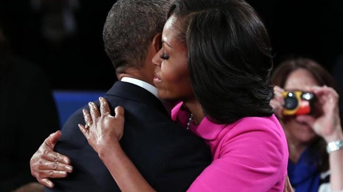 Michelle y Barack Obama se abrazan tras el debate electoral del pasado martes, en Nueva York.